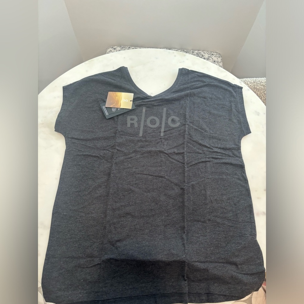 Women’s On Cloud Shirt Large New tee shirt